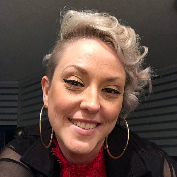 Meet your Posher, Hollie - Picture 1 of 1